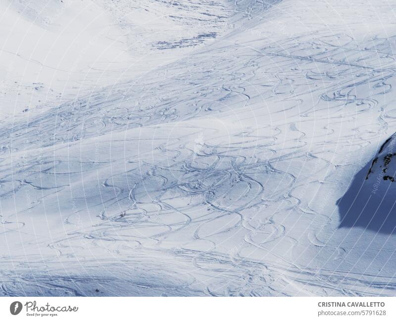 Segni e curve sulla neve delle Dolomiti Italia segni sci dolomiti alpi Italy bianco lineecurve