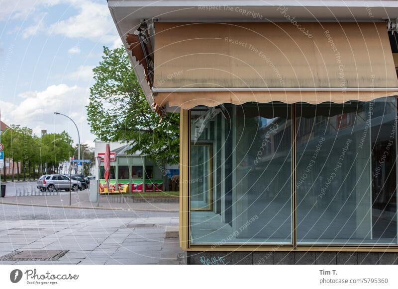 Empty store in Eisenhüttenstadt Window ironworks town Building Architecture House (Residential Structure) Facade Deserted Exterior shot Colour photo