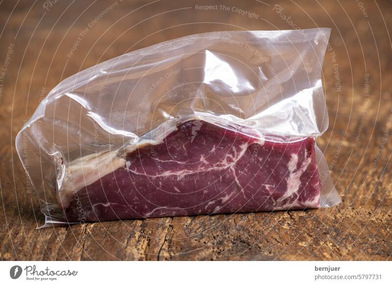 Rohes Steak im Sous-Vide-Beutel Fleisch Plastik Essen roh Rindfleisch frisch Chuck in Scheiben geschnitten Angus Packung flach legen Verpackung Kotelett