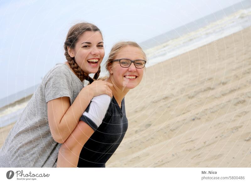 friendship Summer piggyback Friendship fun Smiling Beach Vacation & Travel Laughter Happy Carrying Summer vacation Family & Relations Happiness Attachment