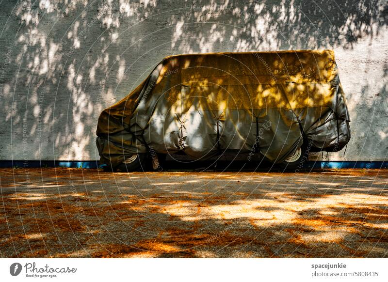 Fluchtfahrzeug Fahrzeug Lieferwagen verpackt industrie warme farben stadt urban Architektur Gebäude Folie Schutz dreckig Tarnung Natur Pollen Licht Schatten