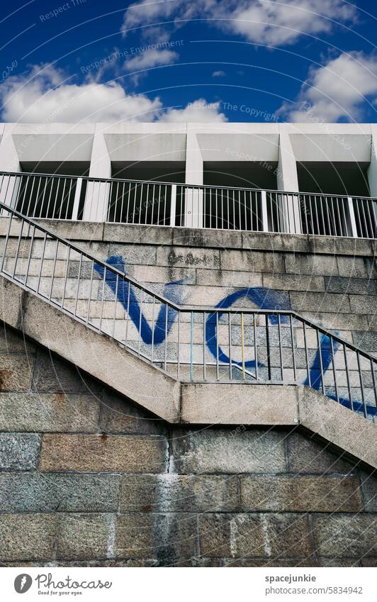 VCL Treppe Fassade bauwesen architektur urban Stadt Geländer Aufgang Architektur alt historisch stein fassade Mauerwerk Himmel blau Wolken Surrealism surreal