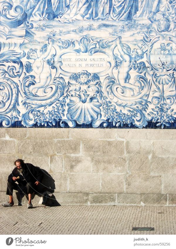 ecce signum salutis Dwarf Blue-white Portugal Netherlands Sidewalk Panhandler Tramp Wall (building) Facade Goblin Pavement Dog Shadowy existence Transience