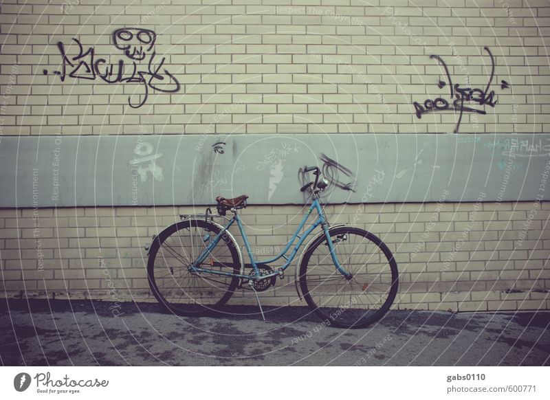 Discontinued model. Old, but good. Transport Cycling Graffiti Blue Brick Brick wall Concrete Gray Yellow Saddle Leather puch Downward Ladies' bicycle Retro Town