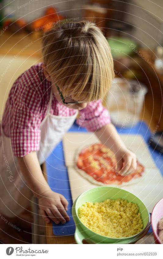 children's menu Dough Baked goods Pizza Cheese Pot Child Boy (child) Infancy Head Hair and hairstyles Arm Hand 1 Human being 3 - 8 years Self-confident Joy