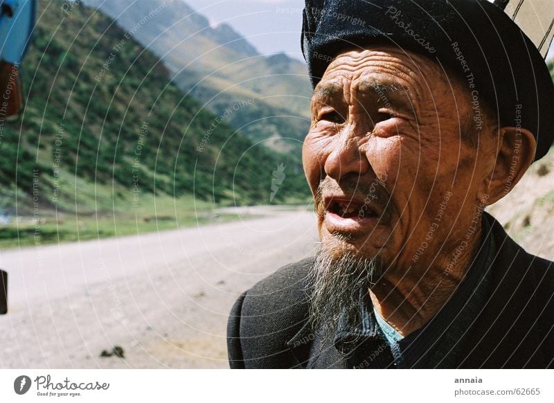 Old man Facial hair Goatee To talk Kyrgyzstan Grandfather Heartrending Hitchhike Wrinkles kalpak Human being Mountain Street Death