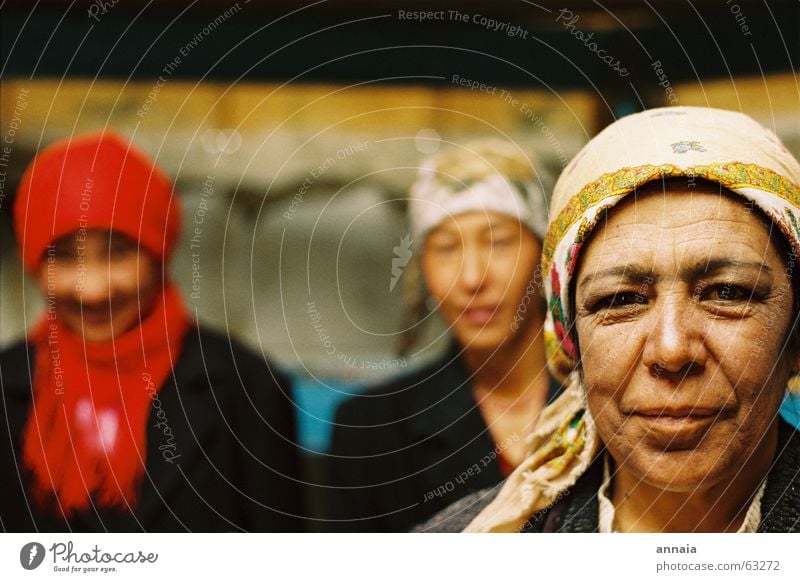 Women in the yurt Portrait photograph Woman Headscarf Tajikistan Kyrgyzstan Friendship Congenial Depth of field central asia Laughter Contentment Wrinkles