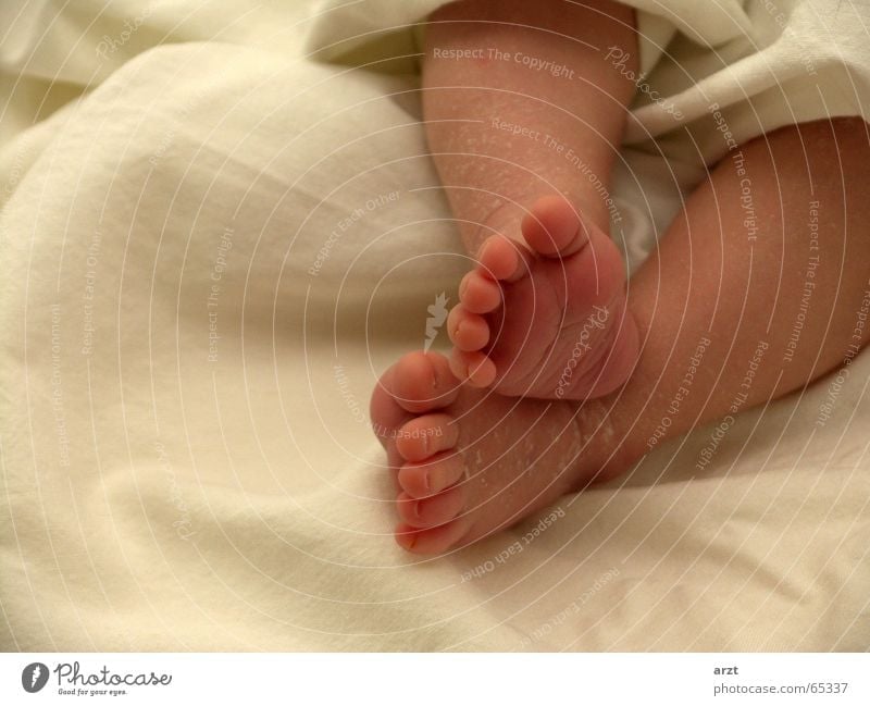 too small to run Toes Sole of the foot Footprint Baby Small Girl Relaxation Feet Blanket Lie Barefoot