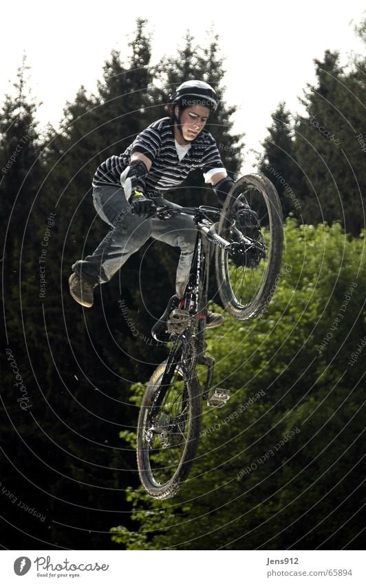 slop style Mountain bike Bicycle Sporting event Stripe Forest slopstyle downhill Sports Movement Dangerous Curve Ski-run Body control Talented Brave