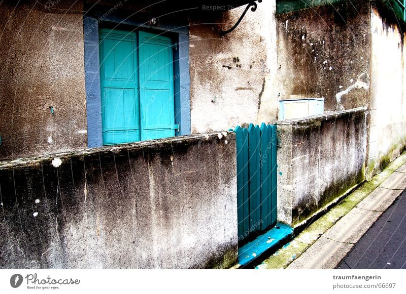 at someone else's house Entrance Turquoise Wall (building) Gray Front garden Canopy Dirty Concrete House (Residential Structure) Flat (apartment) Auvergne