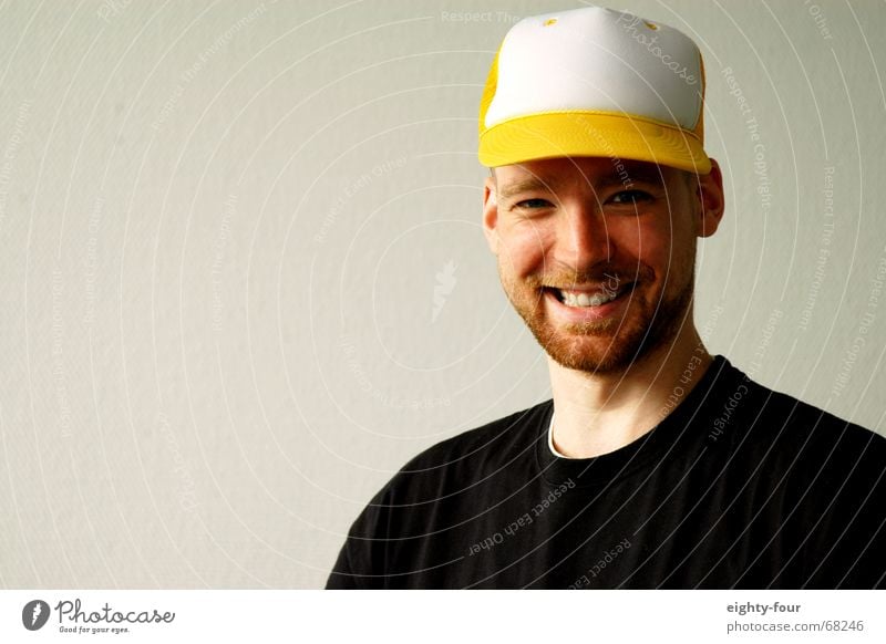 Martin 3 Portrait photograph Baseball cap Wall (building) White Facial hair Head Hat T-shirt Grinning Laughter eighty-four