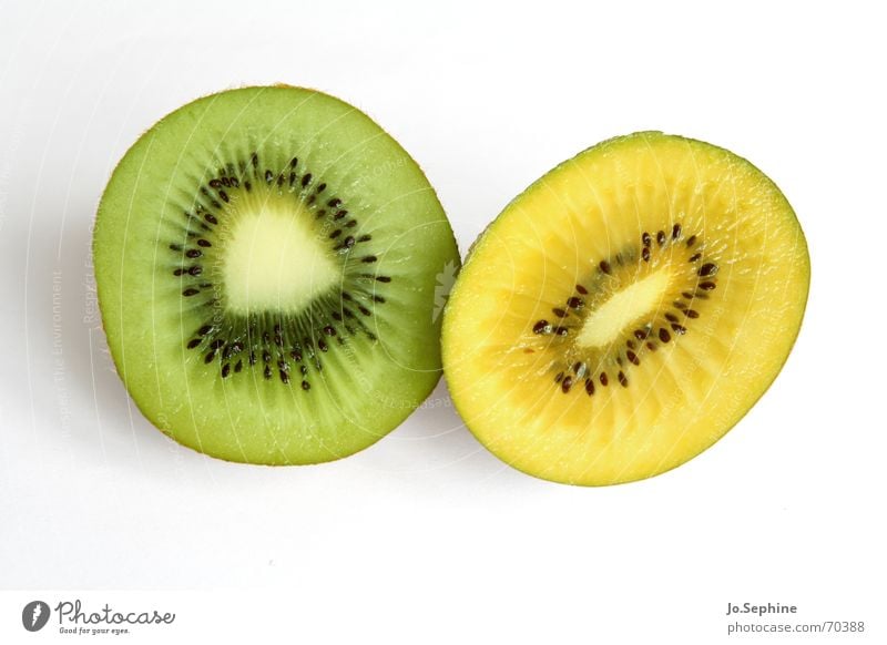 Kiwi green yellow Kiwifruit Tropical fruits Fruit flesh varieties variety Half Kernels & Pits & Stones Part Sliced halved Round Division compromise differences