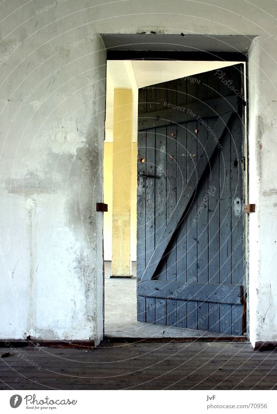 please enter Undo Entrance Door handle Military building Decline Open Room Old