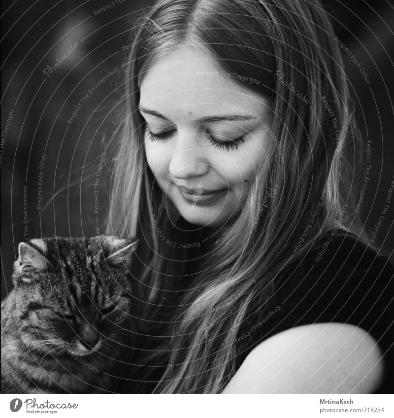 she and the cat from a stranger. Human being Feminine Young man Youth (Young adults) Woman Adults 18 - 30 years Animal Pet Cat Safety Protection