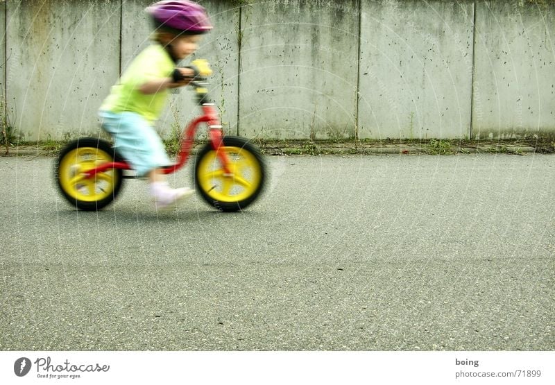 experienced Scooter Child Movement Leisure and hobbies Free Freedom Bicycle handlebars Handlebars Helmet Wheel Tire Wall (barrier) Snail Speed Bike helmet