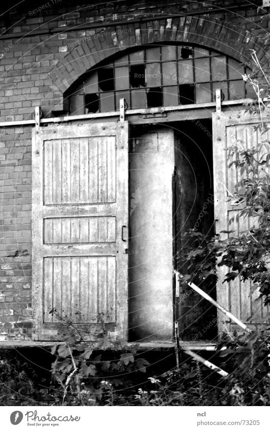 old door b/w Wooden door Sliding door Sliding gate Window Broken Shatter Above Splinter Arch Brick Foundry Craft (trade) Dirty Forget Loneliness Black White
