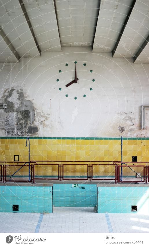prime time Brandenburg an der Havel Swimming pool Manmade structures Architecture Indoor swimming pool Wall (barrier) Wall (building) Roof Clock Handrail Tile