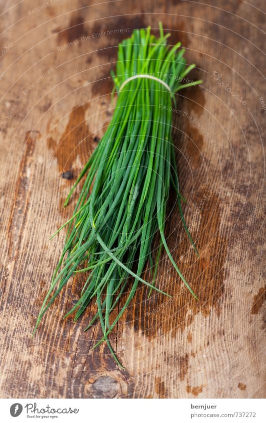 Bundled chives Food Herbs and spices Organic produce Vegetarian diet Cheap Good Brown Green Chives Raw Ingredients Wooden board Wet Dew Damp Elastic band