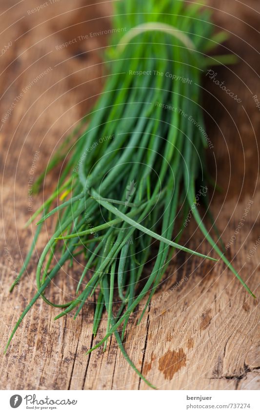 Allium schoenoprasum Food Organic produce Vegetarian diet Cheap Good Chives Herbs and spices herbaceous Stalk Bundle Wooden board Rustic Fresh Raw Water Patch