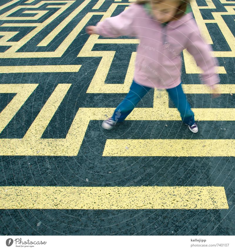 find your way Human being Child Girl 1 3 - 8 years Infancy Playing Labyrinth Search Find PISA study Education Lanes & trails Problem solving Lost Maze