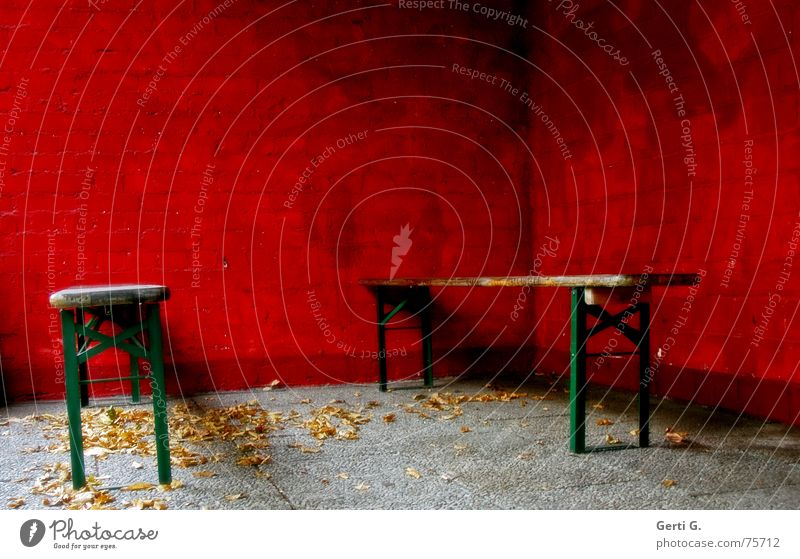 boing°invisible Table Lie Park bench Ale bench Beer Red Wall (building) Wall (barrier) Leaf Autumn Seasons Green Guest 2 Event Near Narrow Places Deserted Empty