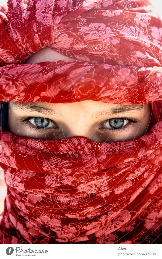 I was blue-eyed when I got married. Turban Headscarf Arabia Arabien Egypt Red Flower Pattern Deep Beautiful Shackled Physics Hot Child Girl Peoples Resident
