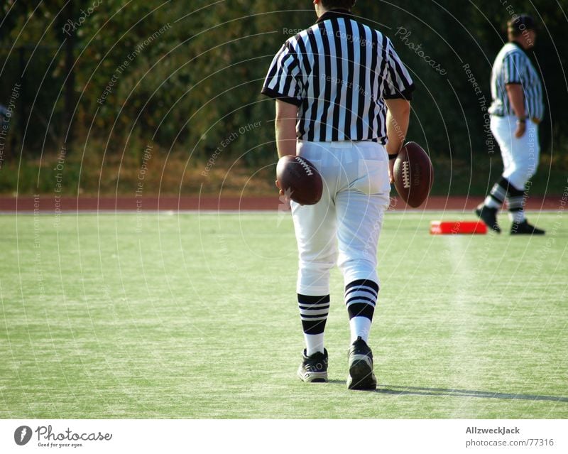 Shirt in the trouser plug American Football Sports team Man Perspiration Bulge Leather Playing field Grass Substitute Egg race Referee Bottom football