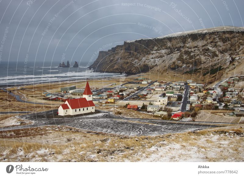 Vik Clouds Horizon Snow Waves Coast Bay Cliff Village Fishing village House (Residential Structure) Church Traffic infrastructure Street Lanes & trails Observe