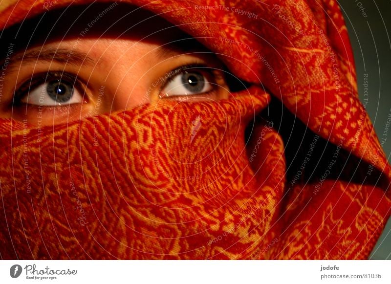 et si je t'aime? Headscarf Red Yellow Pattern Gray Looking Packaged Portrait photograph Woman Feminine Self portrait Insecure Eyes Blue Face Nose Upward Style