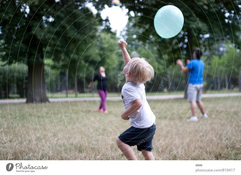 Child playing with balloon Leisure and hobbies Playing Children's game Trip Summer Human being Toddler Boy (child) Family & Relations Infancy Life 3 1 - 3 years