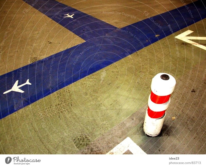 don't trust any quark... Assembly shop Floor covering Gangway Airplane Blue Stripe Direction Aircraft Hangar Parking area Dirty Ground markings Trend-setting