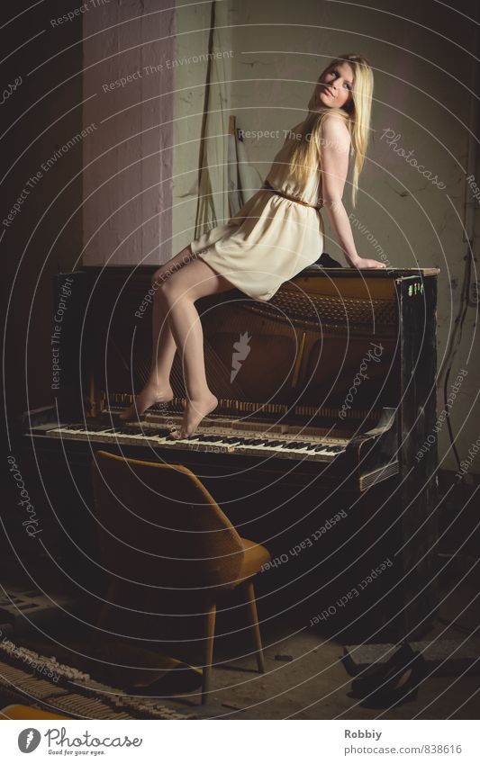 musiques oubliées II Make music Feminine Young woman Youth (Young adults) Woman Adults 1 Human being 18 - 30 years Music Listen to music Concert Musician Piano