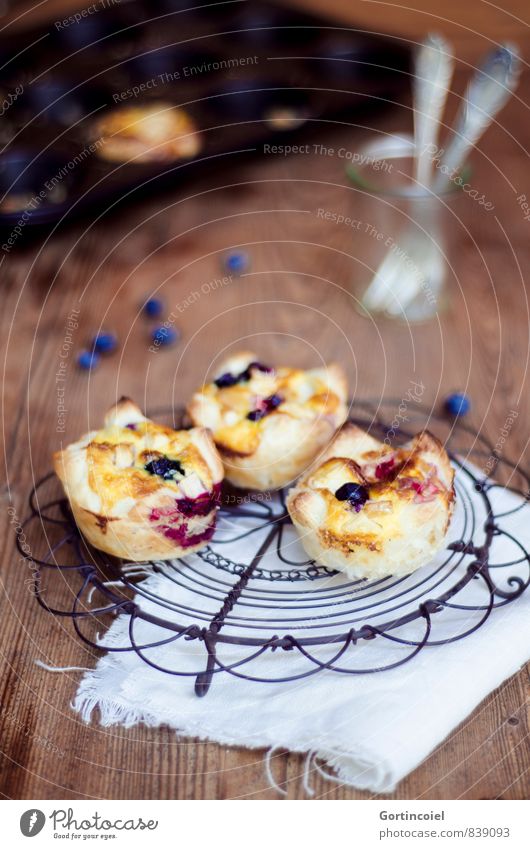 muffins Food Dough Baked goods Cake Dessert Nutrition Fork Delicious Sweet Tartlet Muffin Baking tray Blueberry Napkin Wooden table Food photograph Colour photo