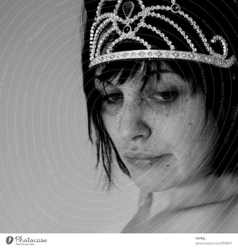 drama queen Portrait photograph King Woman Treetop crown face nicky silver black white naked eyes nose lips lonely alone Princess