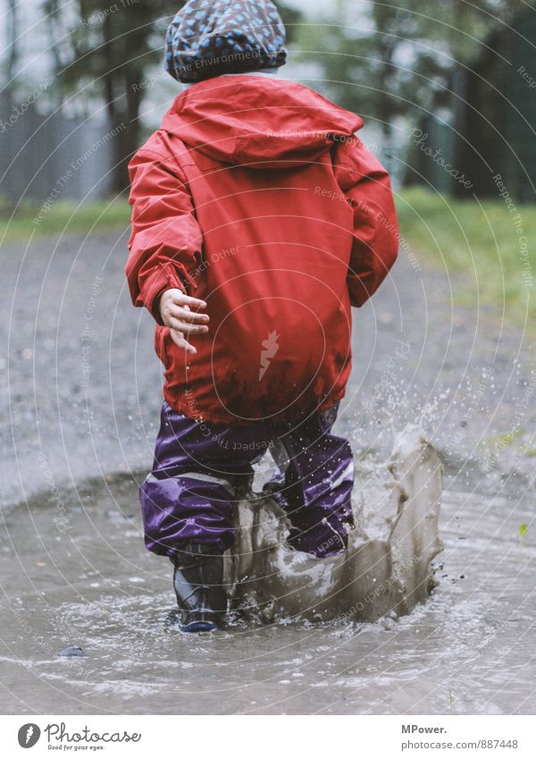 may be a child Human being Child Sister Infancy Hand 1 3 - 8 years Movement Playing Puddle Swimming & Bathing Red Regen County Bad weather Rain suit Inject