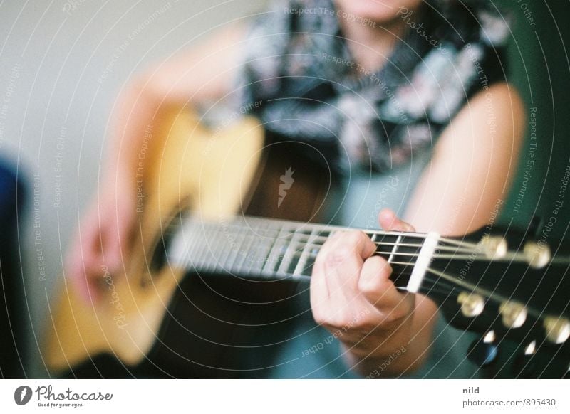 Acoustic session Leisure and hobbies Human being Feminine Young woman Youth (Young adults) Hand 1 18 - 30 years Adults Music Musician Guitar Emotions Moody