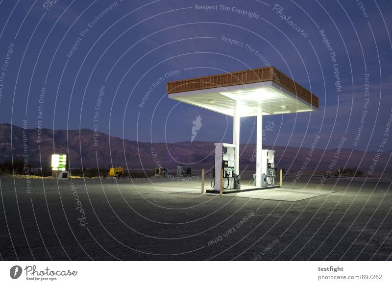petrol station (in darkness) Environment Nature Landscape Desert Death valley Nationalpark Transport Traffic infrastructure Street Old Services Decline