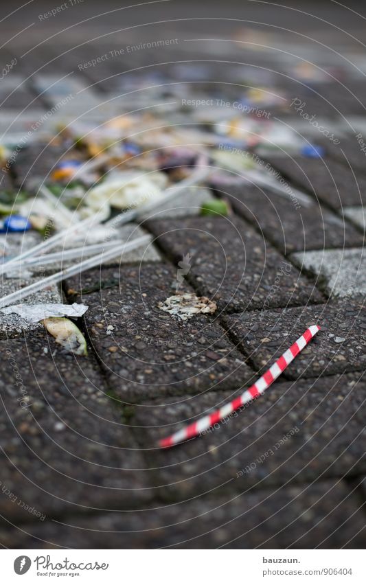 /. Nutrition Straw Town Street Lanes & trails Trash Refuse disposal Plastic Line To fall Dirty Trashy Gloomy Under Gluttony Debauchery Lack of inhibition