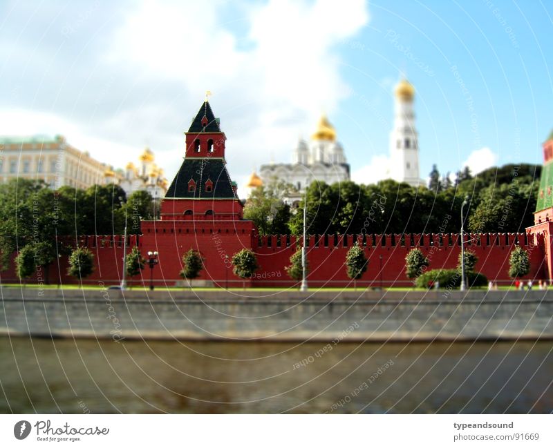 1:142000000 River Moskva Moscow Russia Town Capital city Church Palace Castle Manmade structures Wall (barrier) Wall (building) Tourist Attraction Landmark