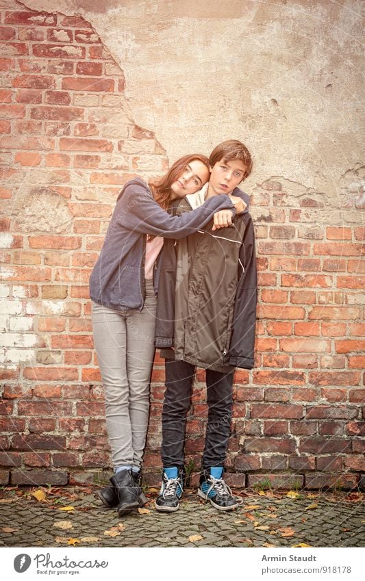 Portrait of two siblings Lifestyle Human being Masculine Feminine Brothers and sisters Youth (Young adults) 2 8 - 13 years Child Infancy Brick wall Love Stand