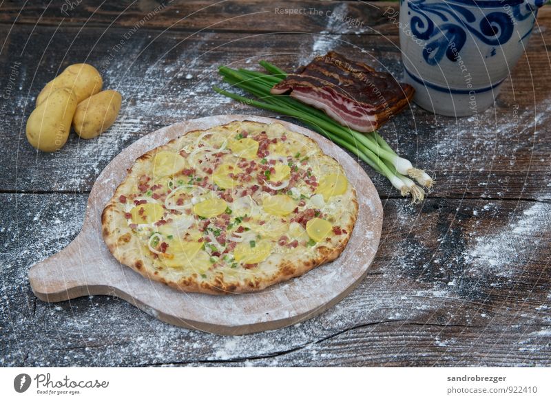 tarte flambée Food Meat Dairy Products Vegetable Dough Baked goods Herbs and spices Nutrition Lunch Dinner Picnic Organic produce Climbing Mountaineering