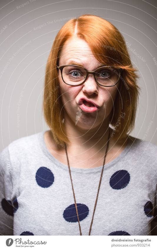 Crazy Duckface Feminine Young woman Youth (Young adults) Eyeglasses Red-haired Long-haired Brash Uniqueness Nerdy Trashy Nerviness Mistrust Bizarre
