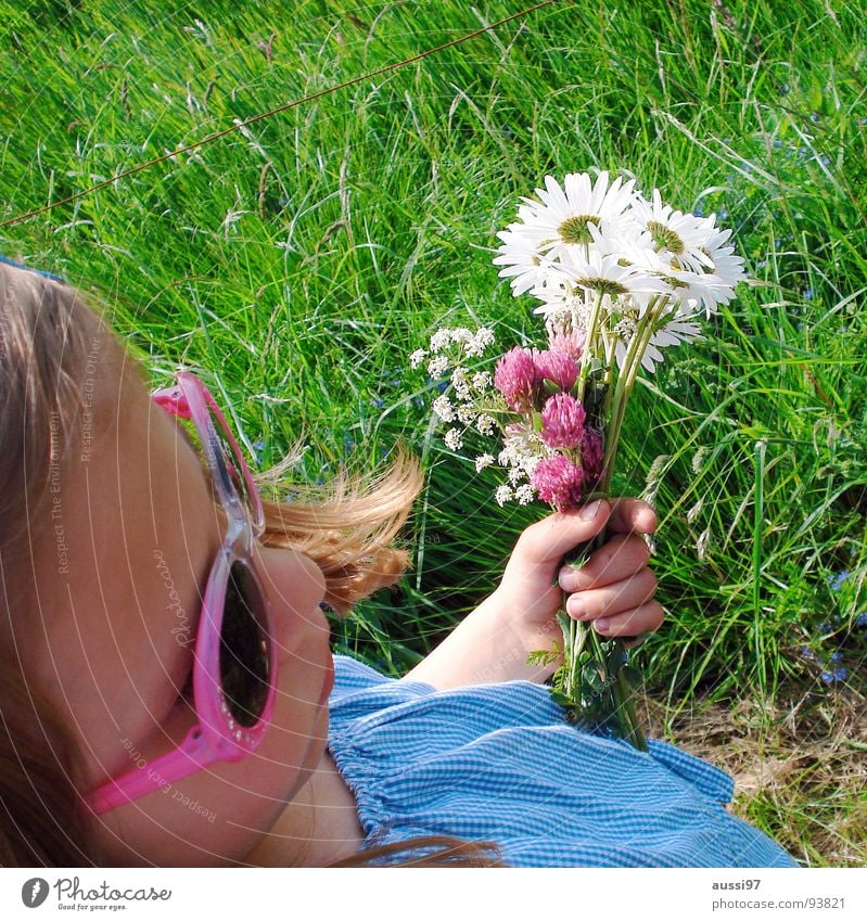 flower child Child Girl Small Sunglasses Flower Meadow Grass Eyeglasses To hold on To go for a walk Summer Leisure and hobbies Catch children's leisure