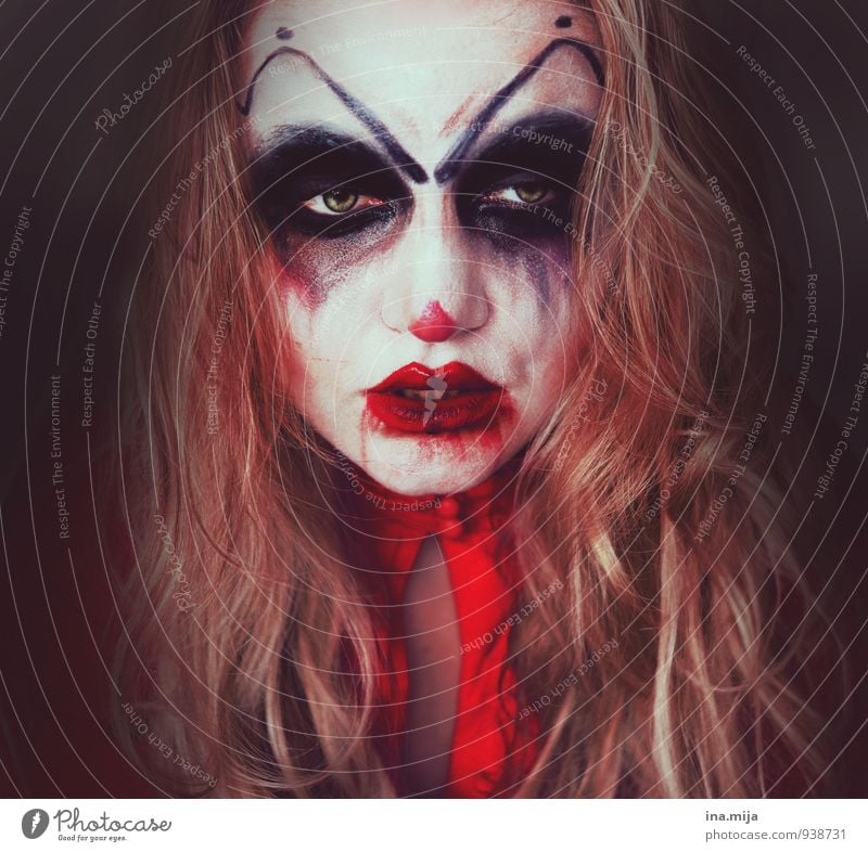 Woman made up as horror clown Feasts & Celebrations Carnival Hallowe'en Human being Feminine 1 Voracious Lack of inhibition Egotistical Anger Aggravation
