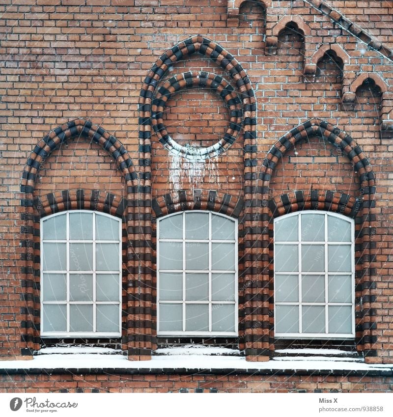 old farm Old town House (Residential Structure) Factory Church Dome Ruin Wall (barrier) Wall (building) Facade Window Stone Dirty Window arch Rose window Brick