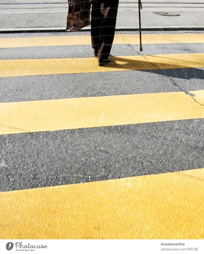traverser la route II Zebra crossing Pedestrian Footwear Yellow Asphalt Transport Town Going Traverse Concreted Tar Stripe Shopping bag Walking stick Stick