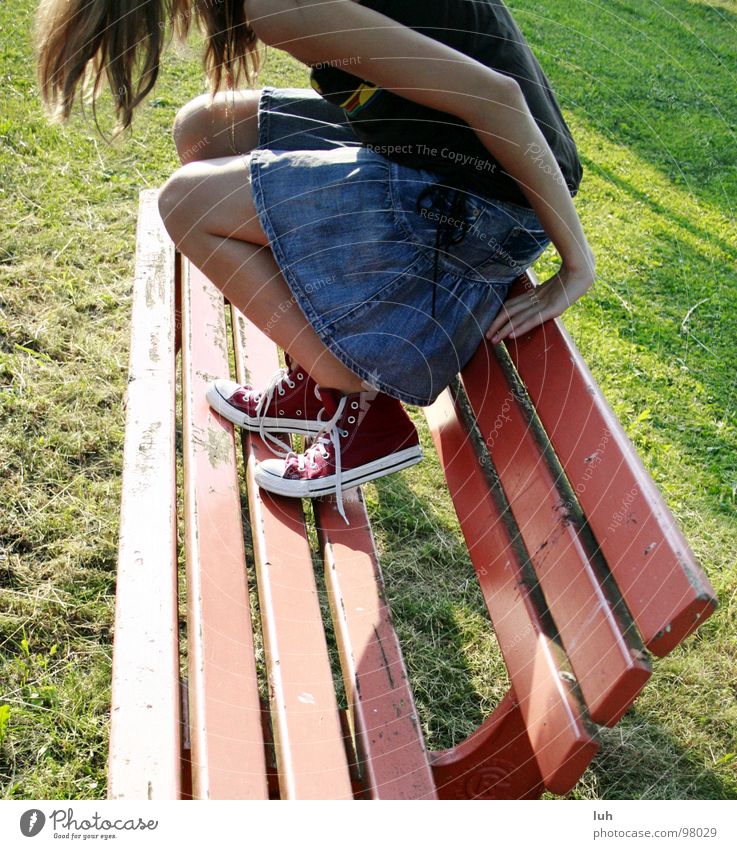 There is something in the air... Red Youth (Young adults) Chucks Footwear Search Summer Jump Support Mysterious Bench Legs Sit sit down look round Americas Lawn