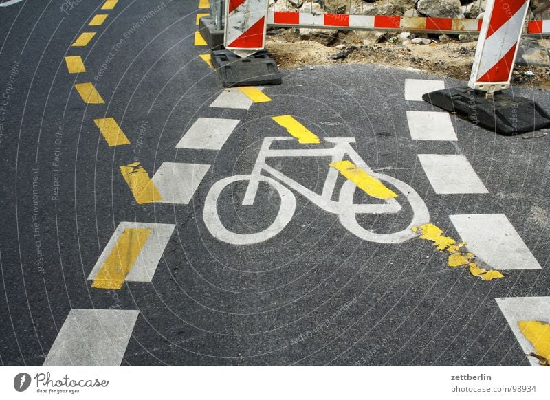 construction site Construction site Bicycle Traffic lane Dashed line Detour Diversion Public transit Accident Risk of accident Watchfulness Road traffic