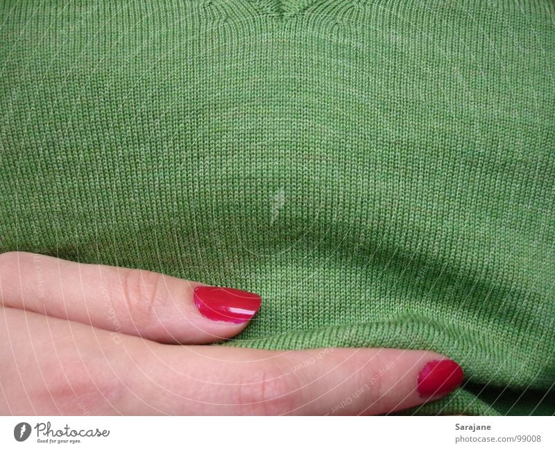gut feeling Intuition Upper body Sweater Hand Fingers Skin color Fingernail Nail polish Varnished Red Green Dark green Cloth Wool Knitted sweater Physics