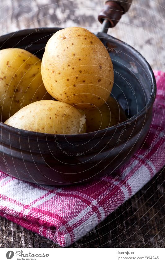 potato pot Food Vegetable Pot Pan Cheap Good Appetite Potatoes Dish towel copper pot Rustic Wood Cooking 4 Deserted Simple Simplistic seethed Unpeeled Red White